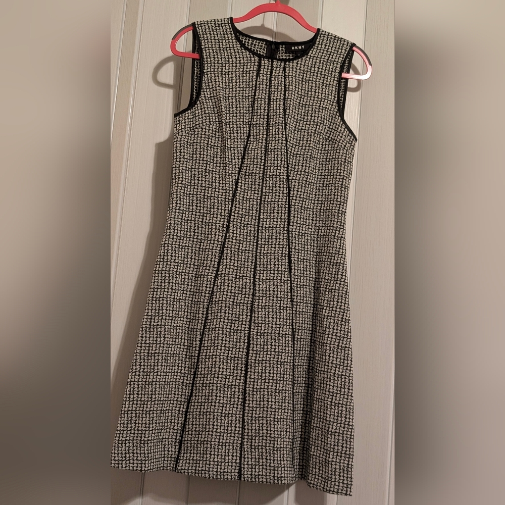 Black and white DKNY trendy dress, Size10